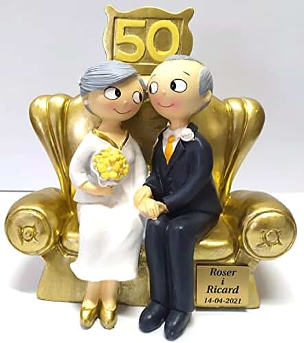 Figura de Pastel Pop&Fun Bodas de Oro (50 Aniversario) PERSONALIZADA CON PLACA con el Nombre y la Fecha, Medida Aproximada:16x16,5 cm, Poliresina Pintada a mano en Color Dorado