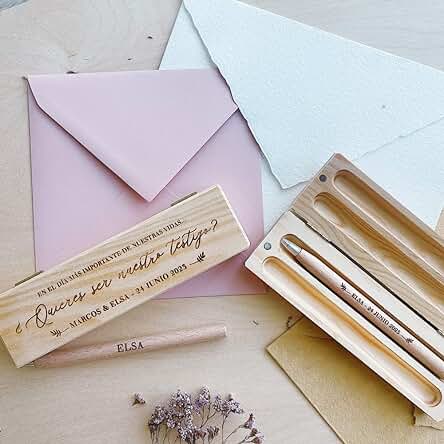 MONAMI - Caja de Madera con Bolígrafo Personalizada, Grabada. Varios Modelos a Elegir. Personaliza con tu Texto. Dos Opciones de Tamaño.