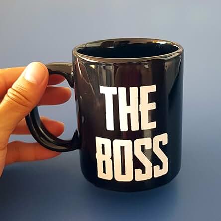 Taza The BOSS, 33 cl. Taza para Desayunos de Cerámica Negra. Taza para el más jefe