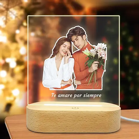 FUSIYU Lampara Personalizada Led con Foto y Nombre, Lluminación Decorativa de la Habitación Lámpara 3D Nocturna (Base de Madera), Regalos para Parejas Navidad y Aniversario  