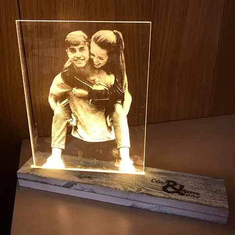 Lámpara Personalizada con tu Foto | Foto Diagonal | Luz LED Incluida + Interruptor Táctil | Soporte de Madera Grabado | Ideal para Regalar a tus Amigos, Pareja y Familiares Lámpara Personalizada con tu Foto | Foto Diagonal | Luz LED Incluida + Interruptor Táctil | Soporte de Madera Grabado | Ideal para Regalar a tus Amigos, Pareja y Familiares