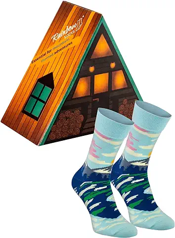 Rainbow Socks - Unisex Mujer Hombre - Calcetines De Colores Viajeros En Un Refugio De Montaña - Regalo para Viajero, Senderista, Turista, Amantes De La Montaña - 1 Par - REFUGIO DE MONTAÑA  