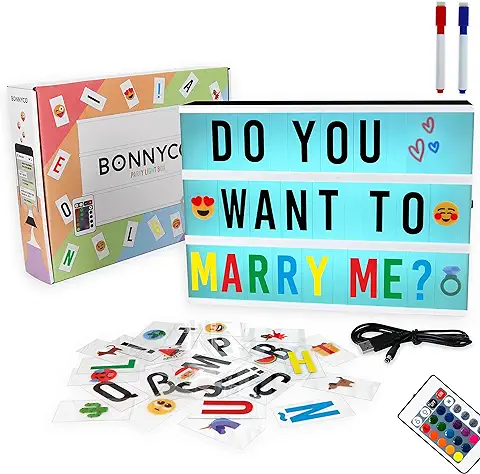 BONNYCO Caja de Luz A4 16 Colores con 400 Letras y Emojis, Mando, 2 Rotuladores Ñ y Ç | Cartel Luminoso LED, Ideal para Decoración y Regalo Original para Niñas, Niños en Cumpleaños, Navidad BONNYCO Caja de Luz A4 16 Colores con 400 Letras y Emojis, Mando, 2 Rotuladores Ñ y Ç | Cartel Luminoso LED, Ideal para Decoración y Regalo Original para Niñas, Niños en Cumpleaños, Navidad