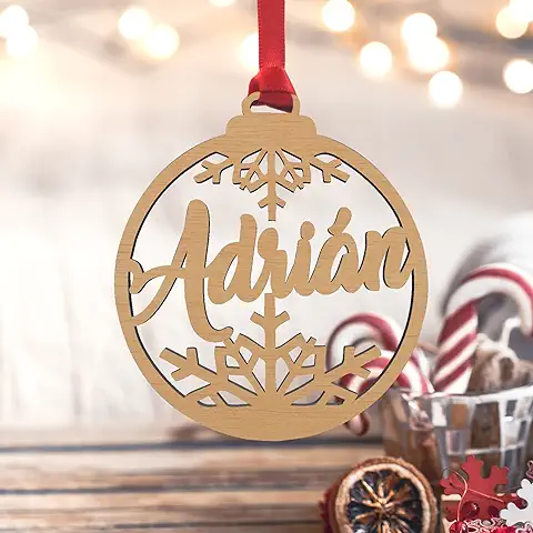 Bola de Navidad Personalizada con Nombre de Madera, Copos de Nieve. Regalo Original Personalizado de Madera. Adorno para árbol de Navidad. Cordel de Raso Rojo Incluído. (1) Bola de Navidad Personalizada con Nombre de Madera, Copos de Nieve. Regalo Original Personalizado de Madera. Adorno para árbol de Navidad. Cordel de Raso Rojo Incluído. (1)